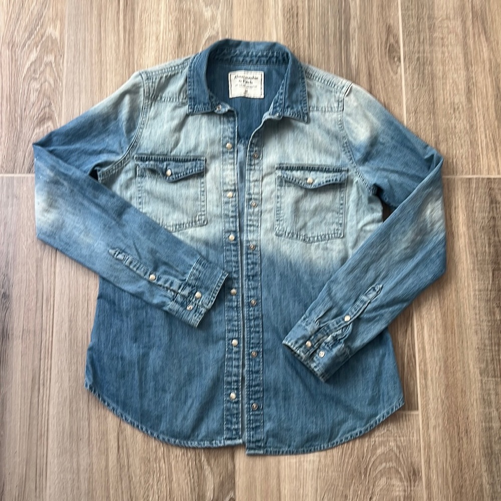 Abercrombie & Fitch Women’s Chambray button down snap closure size M